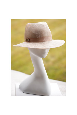 Женская шляпа-федора с брошью 