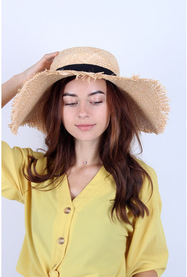 Соломенная летняя шляпа с рваными краями 